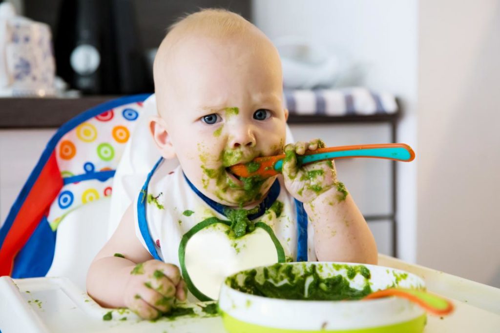 Пример проявления пищевого интереса. Ребенок не просто взял ложку — а «тянется» к еде.